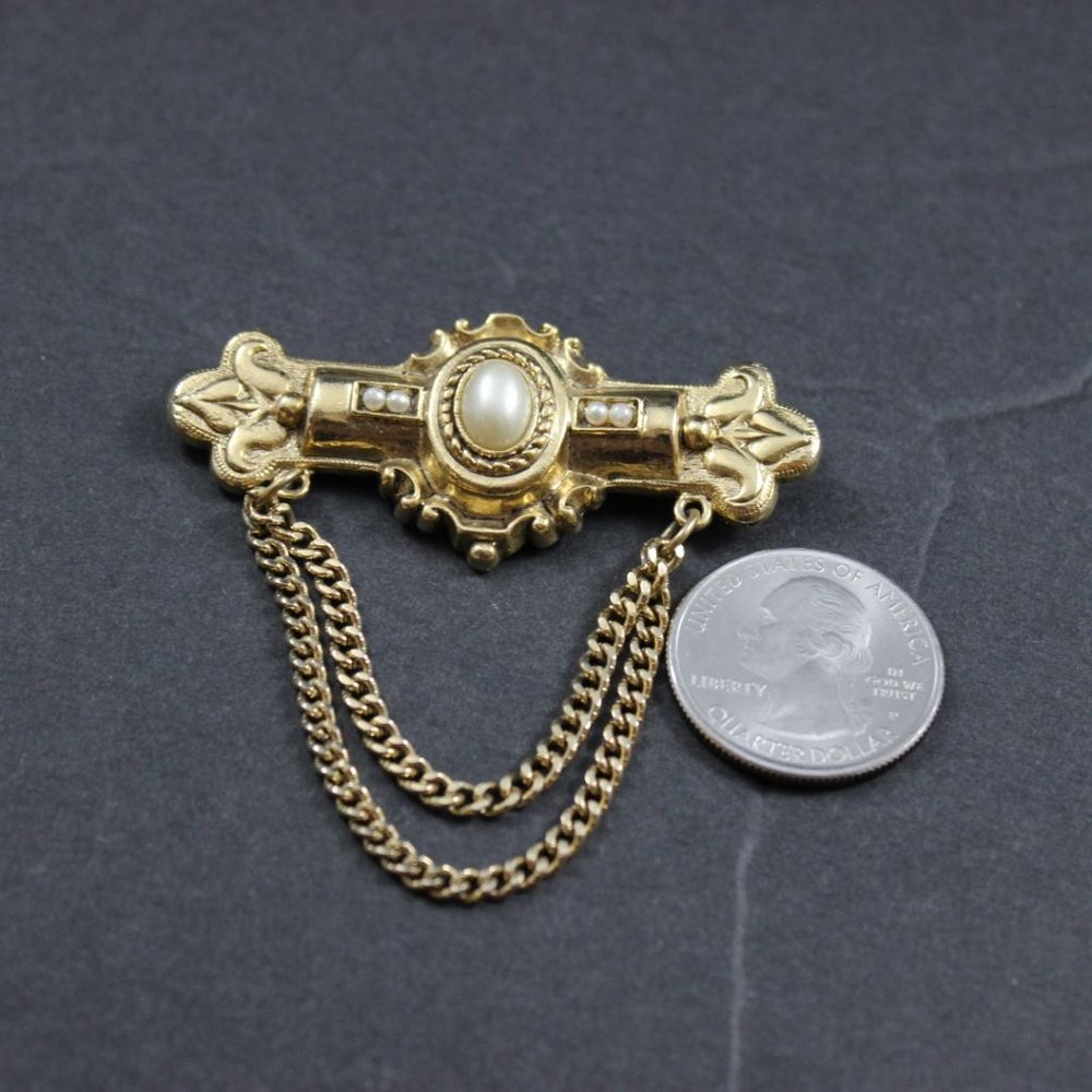Bar Brooch Gold Tone Fleur de Lis Faux Pearls Chains - Picture 4 of 5